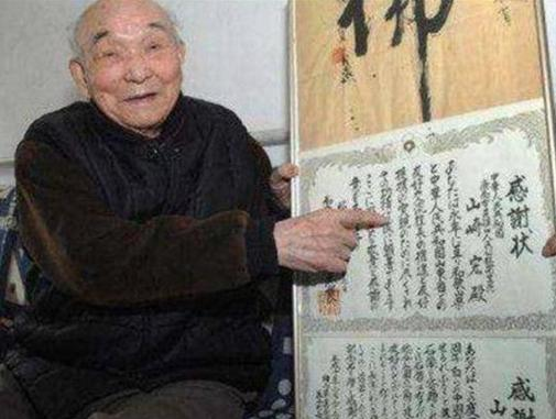 “赶紧把他衣服脱了!”抗日时期，山东的一位老婆婆把一个昏迷的日本军人拖回了家，人