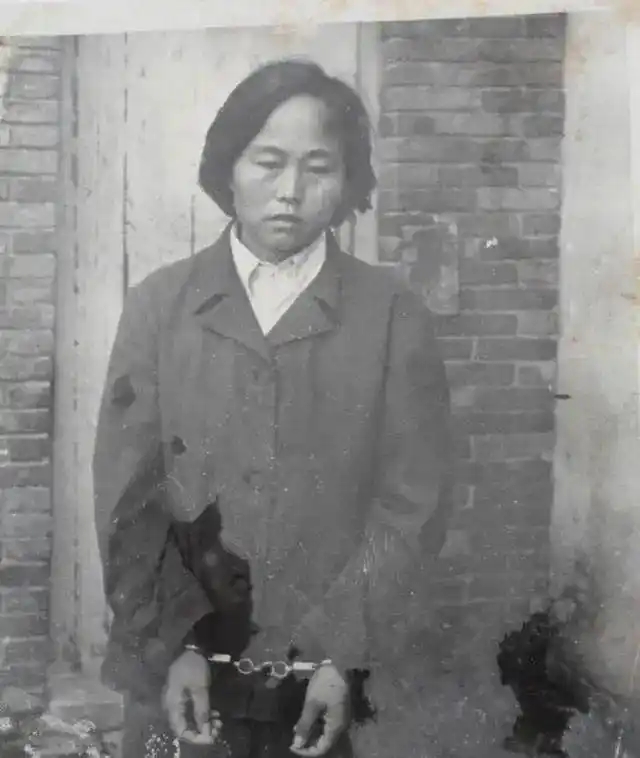 1986年的夏天，一女两男到故宫游玩，那个女子突然说了一句很奇怪的话：“这大殿的