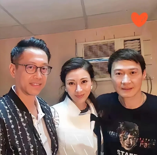 谁还没为李嘉欣的颜值惊艳过！

中葡混血的她，

既有东方美女的娴静，又有西方女