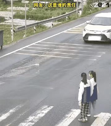 小汽车在经过人行横道时，看见两位行人正在横穿人行横道主动停下来让行，但是后面的摩