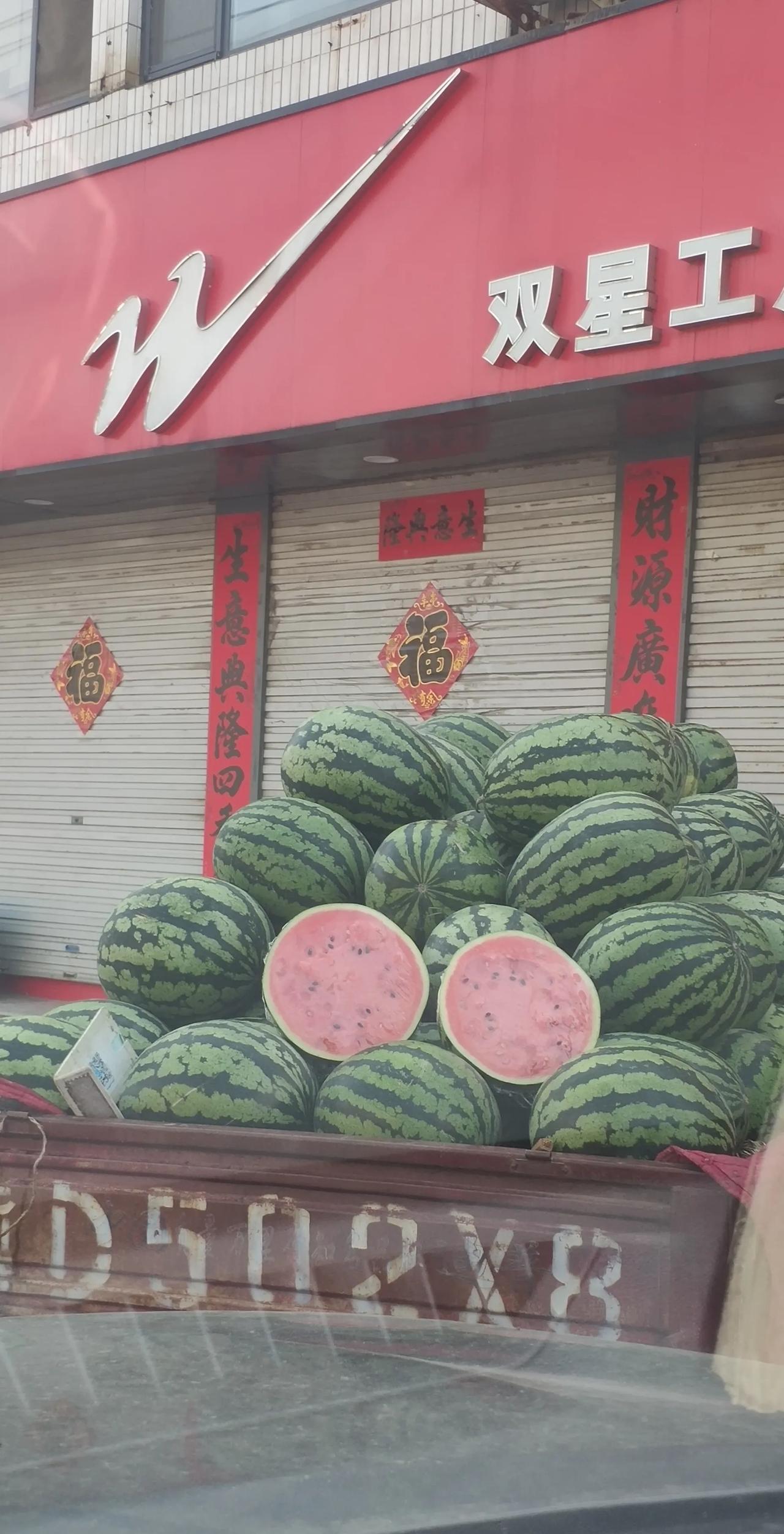 大个新疆沙啦瓜，2元1斤贵点，但非常好吃，营养丰富，维生素含量高，这是瓜农说的，