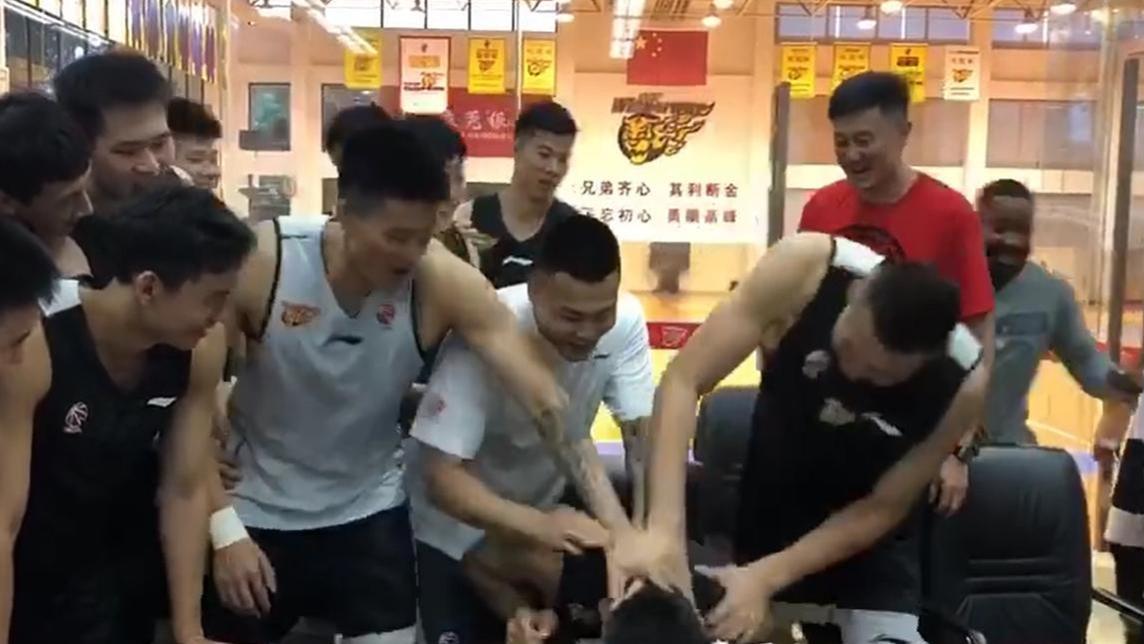 杜锋、周鹏、赵睿、胡明轩，你们拍的不仅是蛋糕，更是联赛的形象
