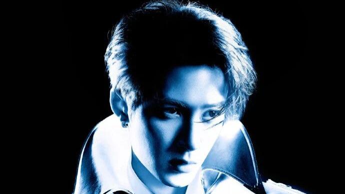 蓝氛裁幻，奢牌钉质；科幻的壳，檀式的锐