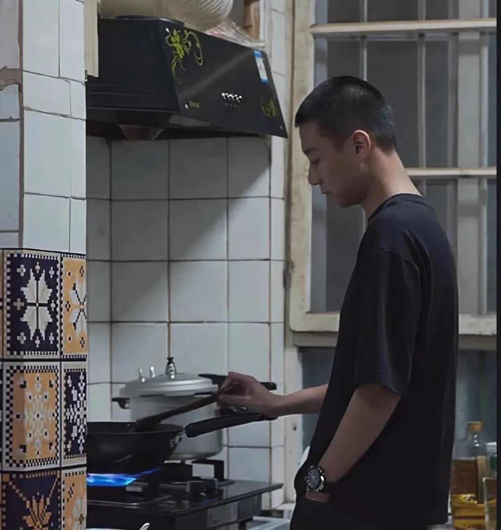 说出来我自己都觉得有点丢人
我和老公相识于网恋，我的条件比他好，毫不夸张的说，