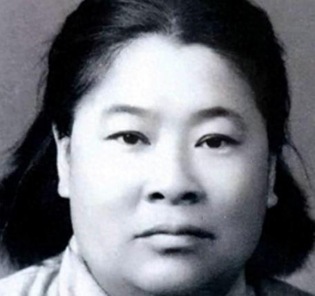 1937年，周子昆在延安窑洞正式娶了小自己12岁的娇妻何子友，20多位中央领导出