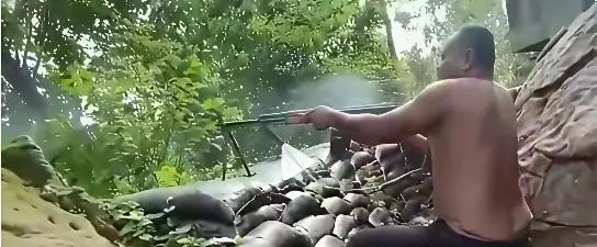 柬埔寨士兵简直把“业余”二字演绎得淋漓尽致。光着膀子，既没头盔防护，也没防弹衣傍