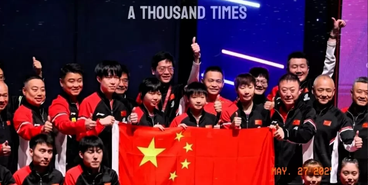 笑死了，现场球迷让小曼让开，莎莎就让小曼站这里，不然得炸锅[捂脸]夹在莎头中间的