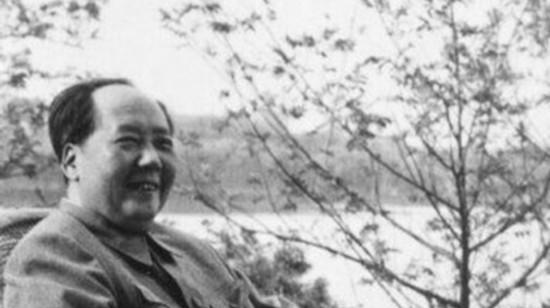 八大军区司令对调时，中央开会鸦雀无声，气氛显得很紧张，毛主席灵机一动：大家来齐唱