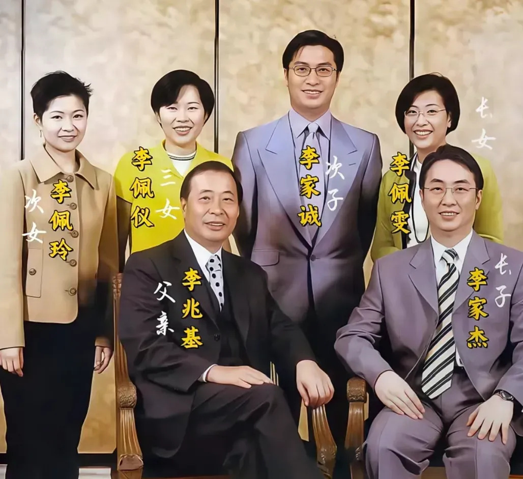 李兆基家族强大基因











天呐！这也太像了吧！李兆基家族的全家福