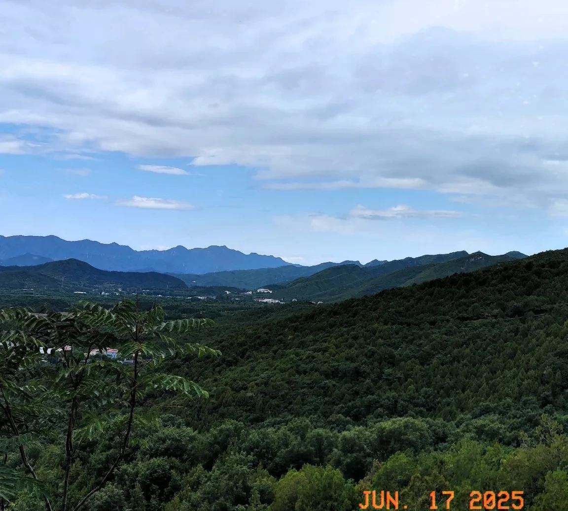 #分享你手机最美的云彩照片#雨后的北京巨刹红螺寺山顶风景，空气清新，心旷神怡。