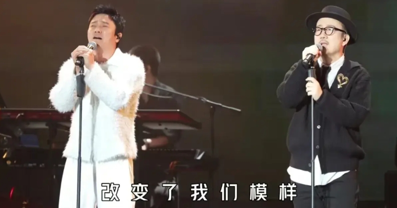 筷子兄弟再次同台演唱《老男孩》

网友发现很有意思的3个细节

一，所有网友只记