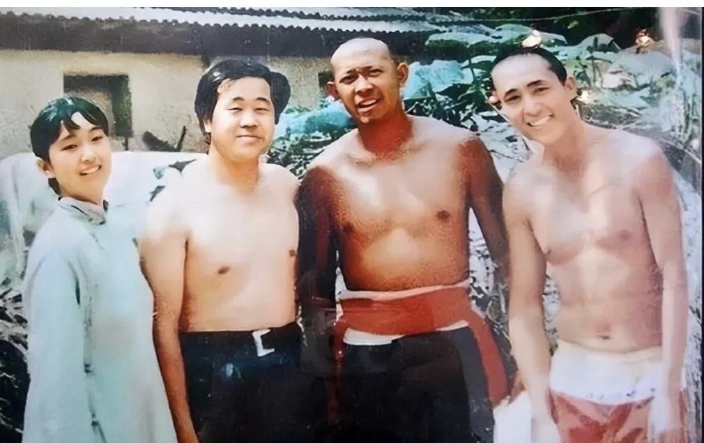 当年平平凡凡的几个人的一张珍贵合影，现在都已经成为了娱乐圈里的大明星了。
右边这