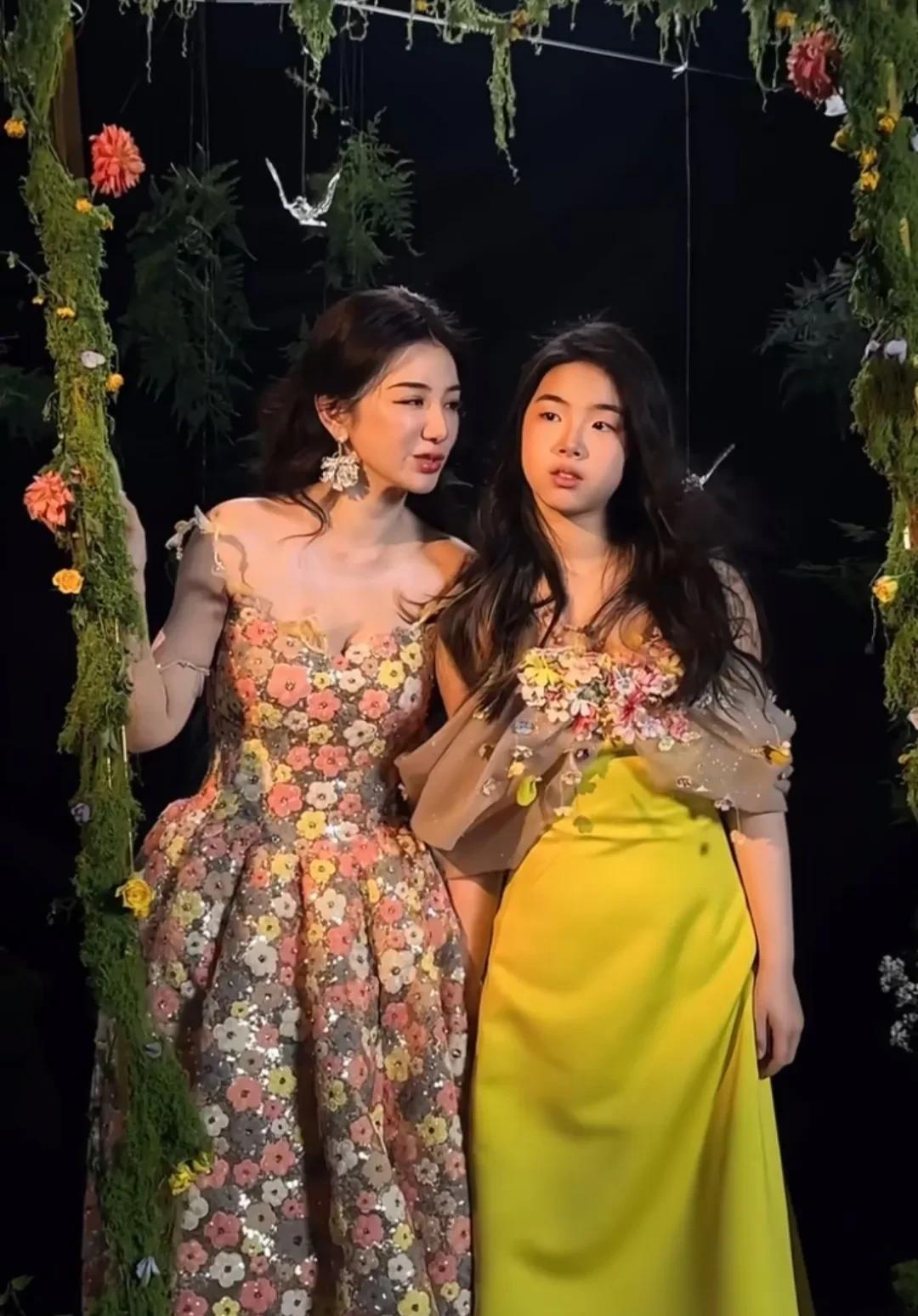 黄奕的女儿，真的是女大十八变！
之前网友总说黄奕的女儿是个“丑”孩子，没有继承到