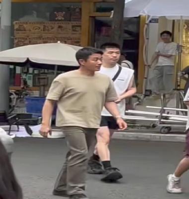 近日有市民在重庆彭镇目击到《遗忘的时光》剧组拍摄，只见佟大为穿着洗得发白的蓝布衫