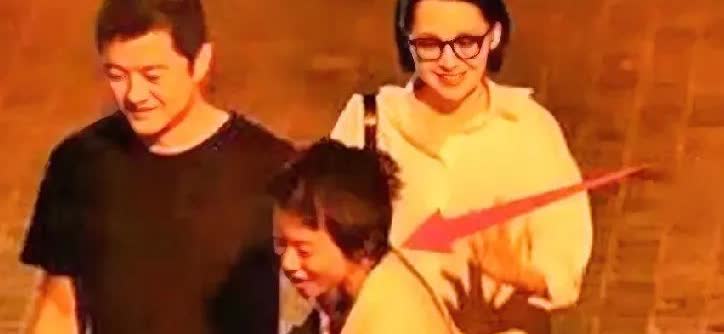李亚鹏是个合格继父，王菲、李亚鹏离婚后窦靖童都一直叫李亚鹏爸爸，这叫感恩，小时候