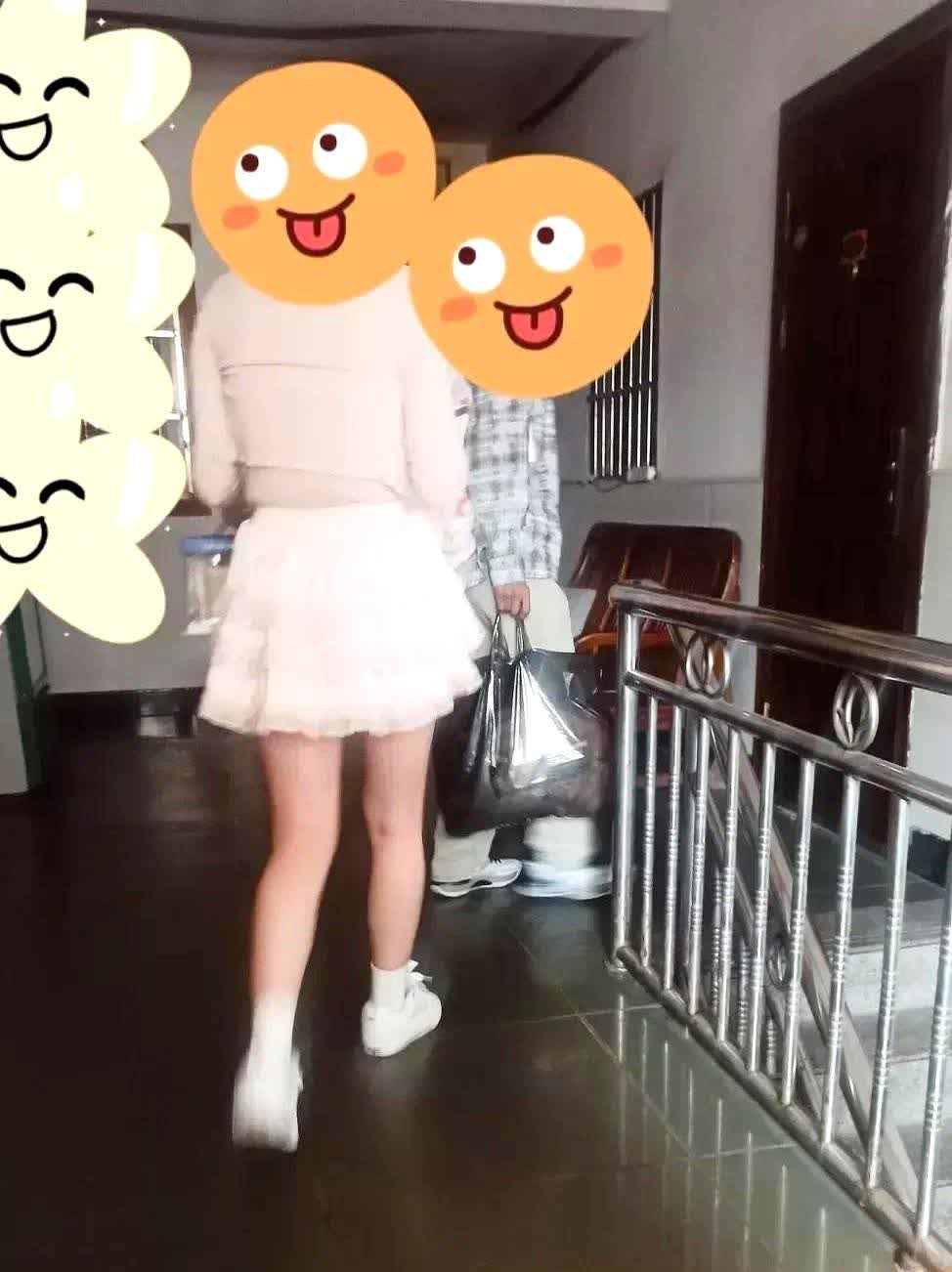 旅馆里最近碰上两件稀罕事。一对中年男女来开钟点房，女的全程缩在男人背后，脑袋快埋