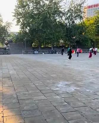 李立群到保定军校旧址参观，因为他的爷爷就是在这里毕业的，现在这里是一个大公园，只