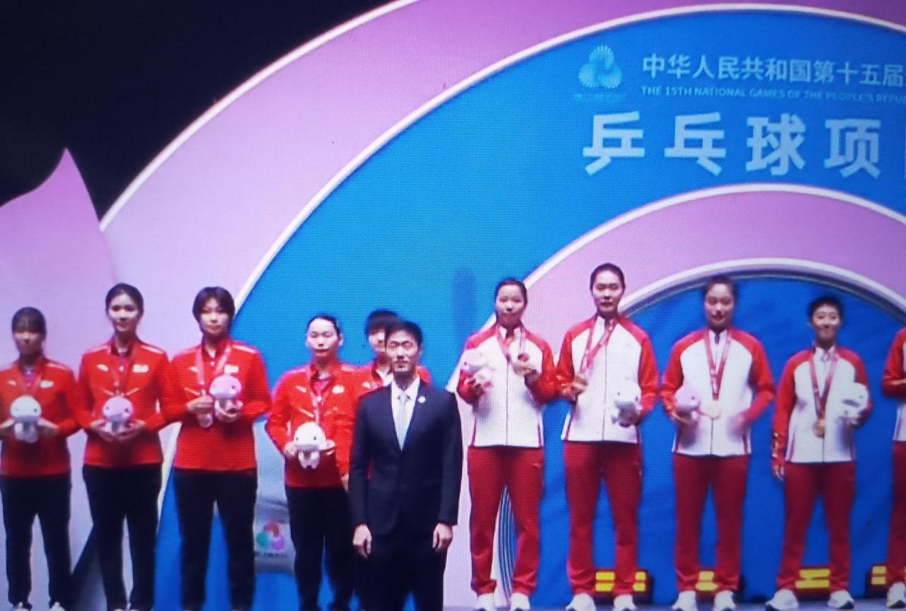 王励勤亲自颁发吉祥物，绝不多说一句话，停留时间还真是一样多。
陈梦与孙颖莎等六大