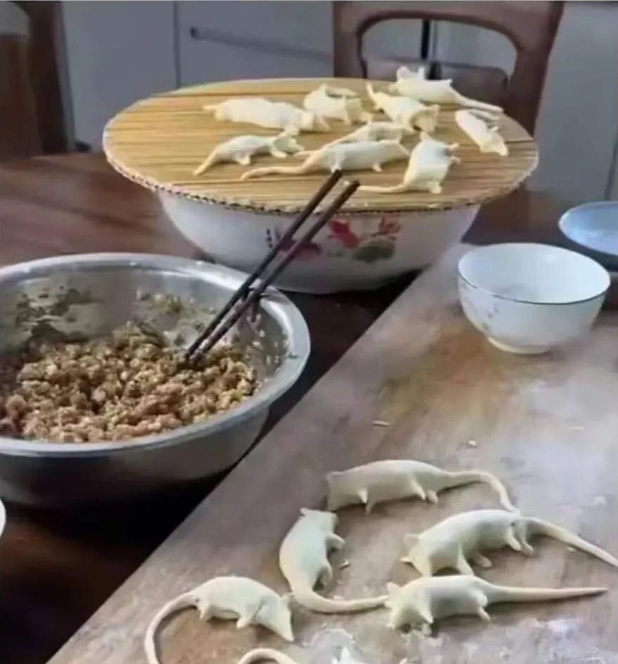 这一定是个属鼠的天才做的，一般人可没这个能耐。当妈的骂也不是，不骂也不是。

