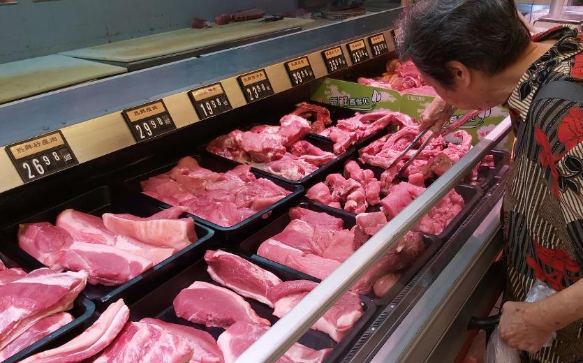 同样都是猪肉，菜市场凭啥比超市贵？
4、菜市场人力成本比超市高
菜市场的摊子虽然