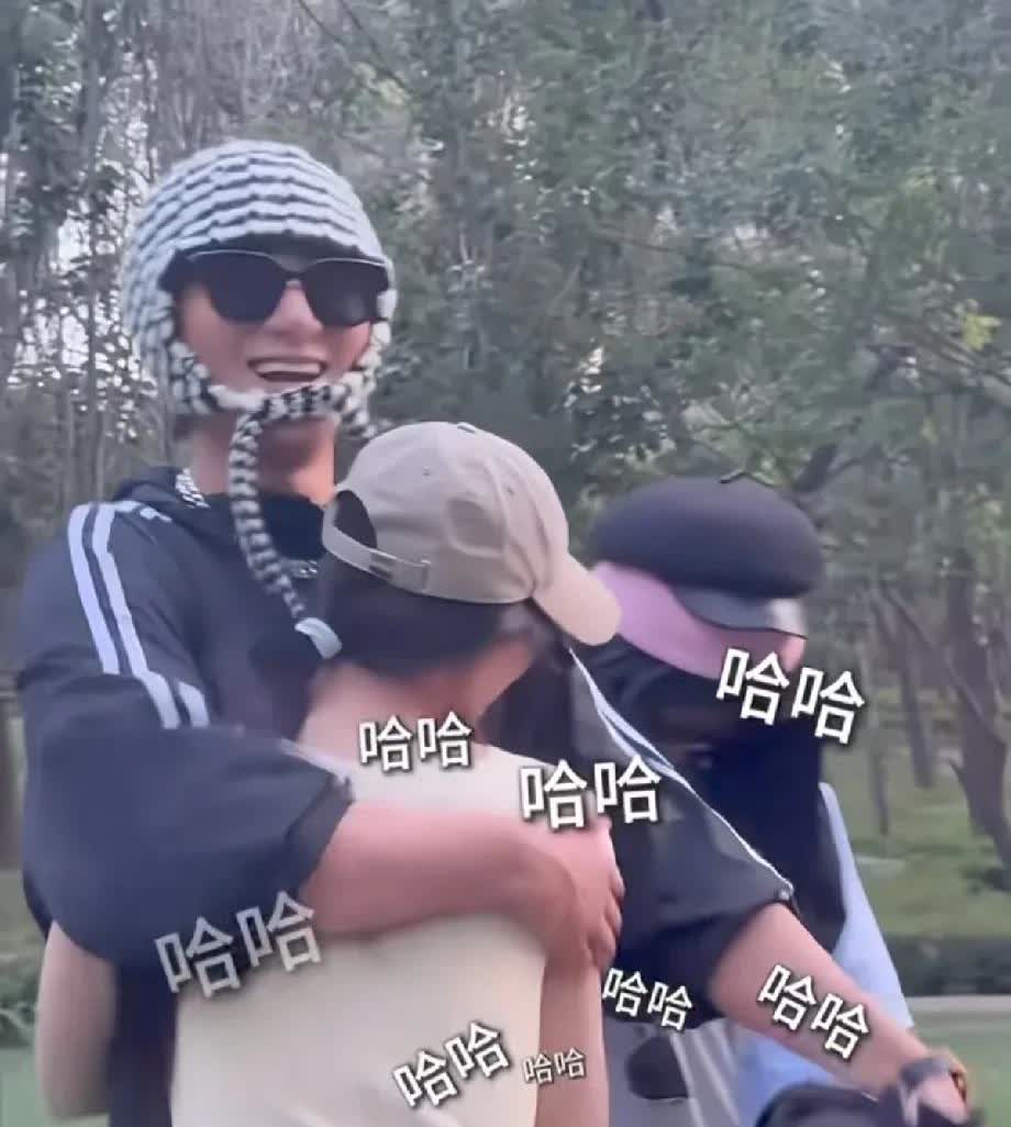 黄子韬跟徐艺洋参加综艺活动，徐艺洋把黄子韬抱一下，怎么回事，黄子韬突然就亲上了	