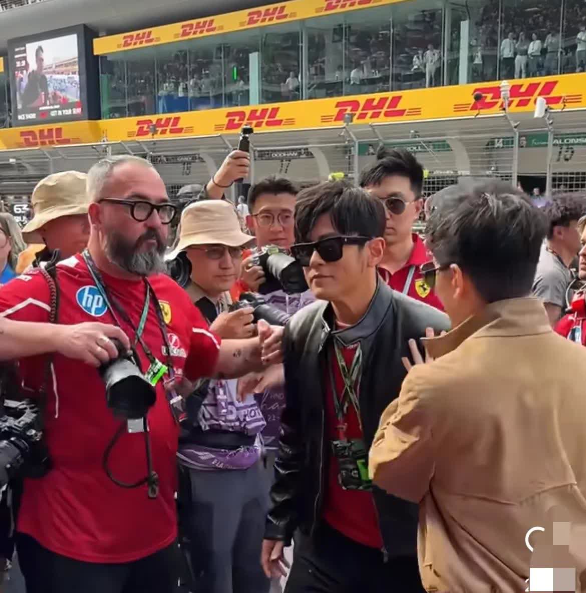 林志颖那一套是驴牌 杰伦穿的皮衣 这是法拉利的工程师！[吃瓜群众]没去亏大发了，