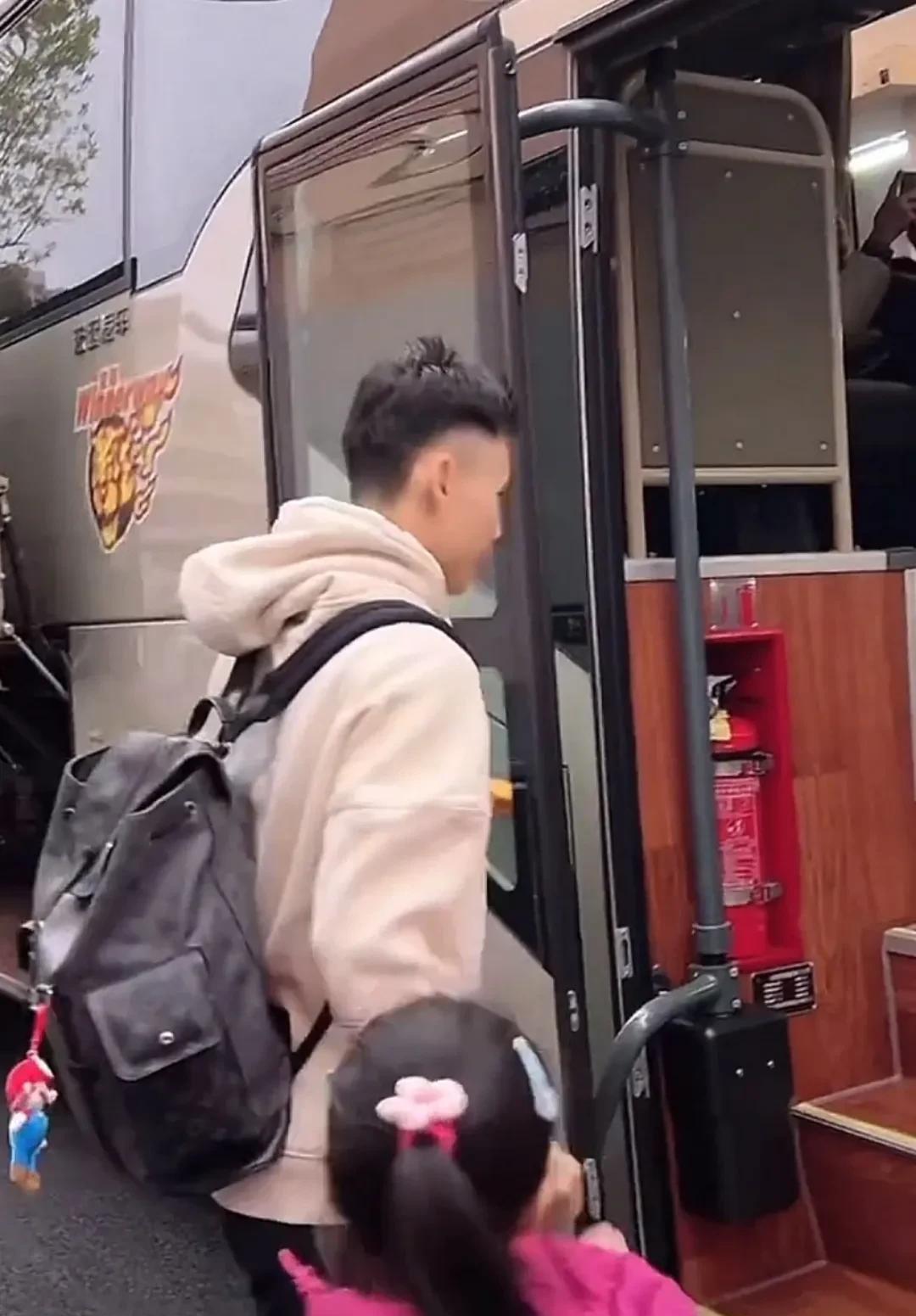 广东队出发四川，吉伦沃特王少杰随队征战！
今天上午八点半，广东队离开俱乐部，乘坐