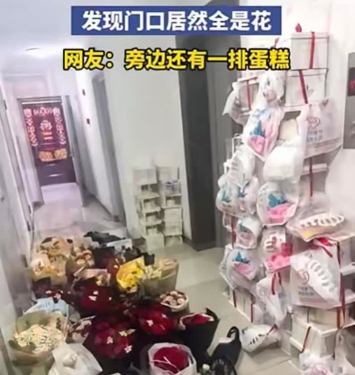 绝了！！


天津一女子下班回家，家门口的阵仗直接看傻路人！20多束玫瑰堆