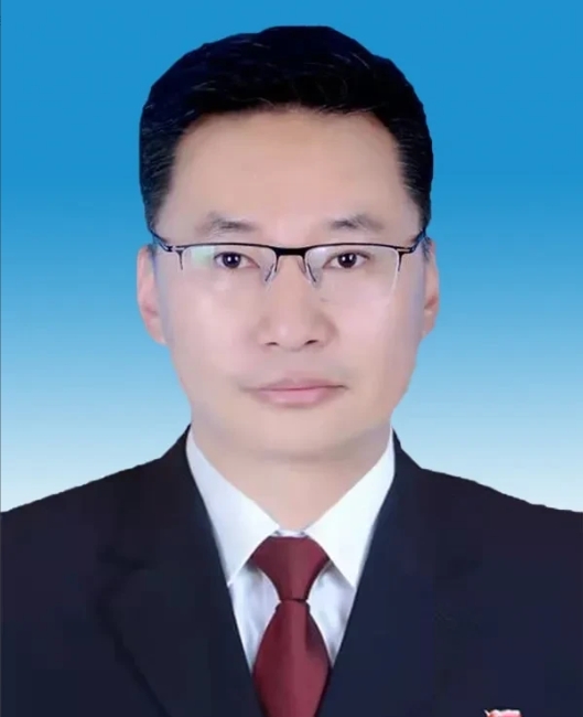 桑本，1979年生于青海共和，18岁时即1997年参加高考考上大学本科，就读于西