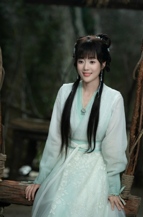 瘦好多！为演戏增肥，然后又迅速瘦下来。只看过王梓薇的现代装，这是拍古装剧演的是盲