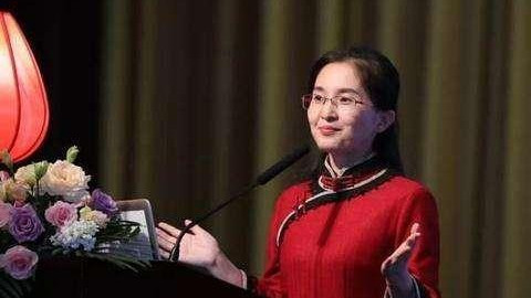 从最美校长到“无耻小偷”，胡红梅为何如此堕落？行为有多恶劣？