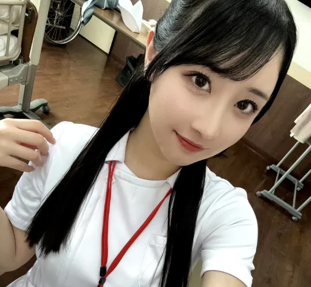 小野坂唯香
这是她出道一周年纪念日，是她闪耀旅程的重要里程碑。过去一年，她用甜