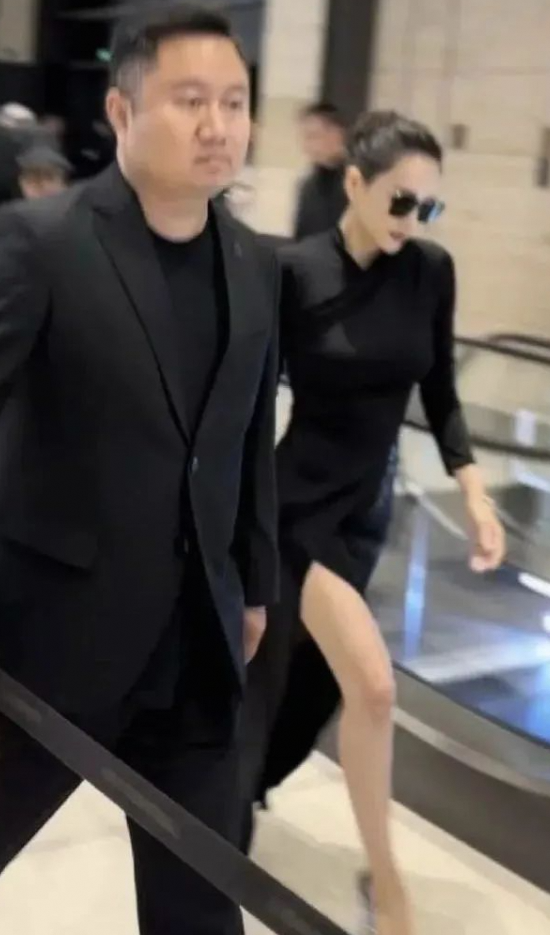 章子怡离婚状态回春 商场活动黑色开叉裙造型惊艳