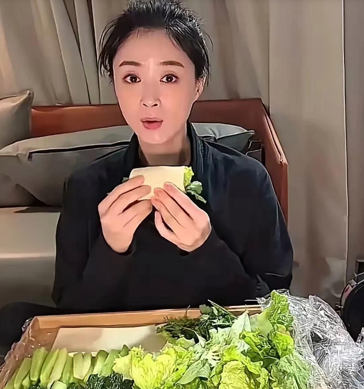 蒋欣这是真演我啊
上一秒还在信誓旦旦的吃绿化带
下一秒就开始吃大餐
说实话身高1
