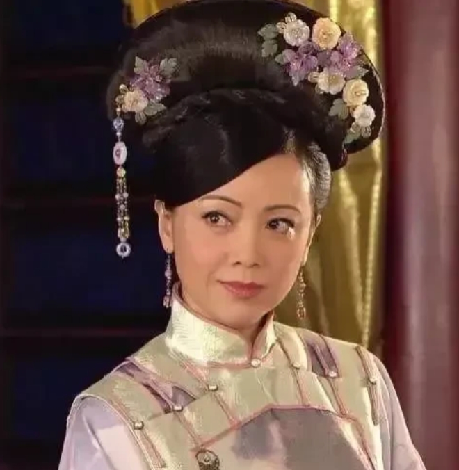  1996年，结婚4年的江华丢下怀孕的妻子，连续6天和邓萃雯约会，一起回到公寓之