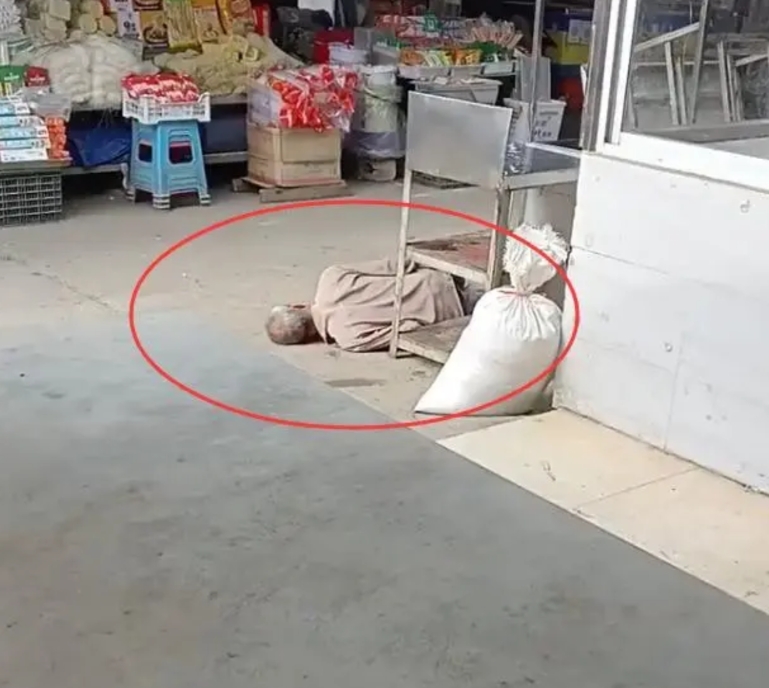 一位老人在菜市场的路边摔倒，就这样躺在地上，为什么没有人上前去帮帮他呢？
这么多