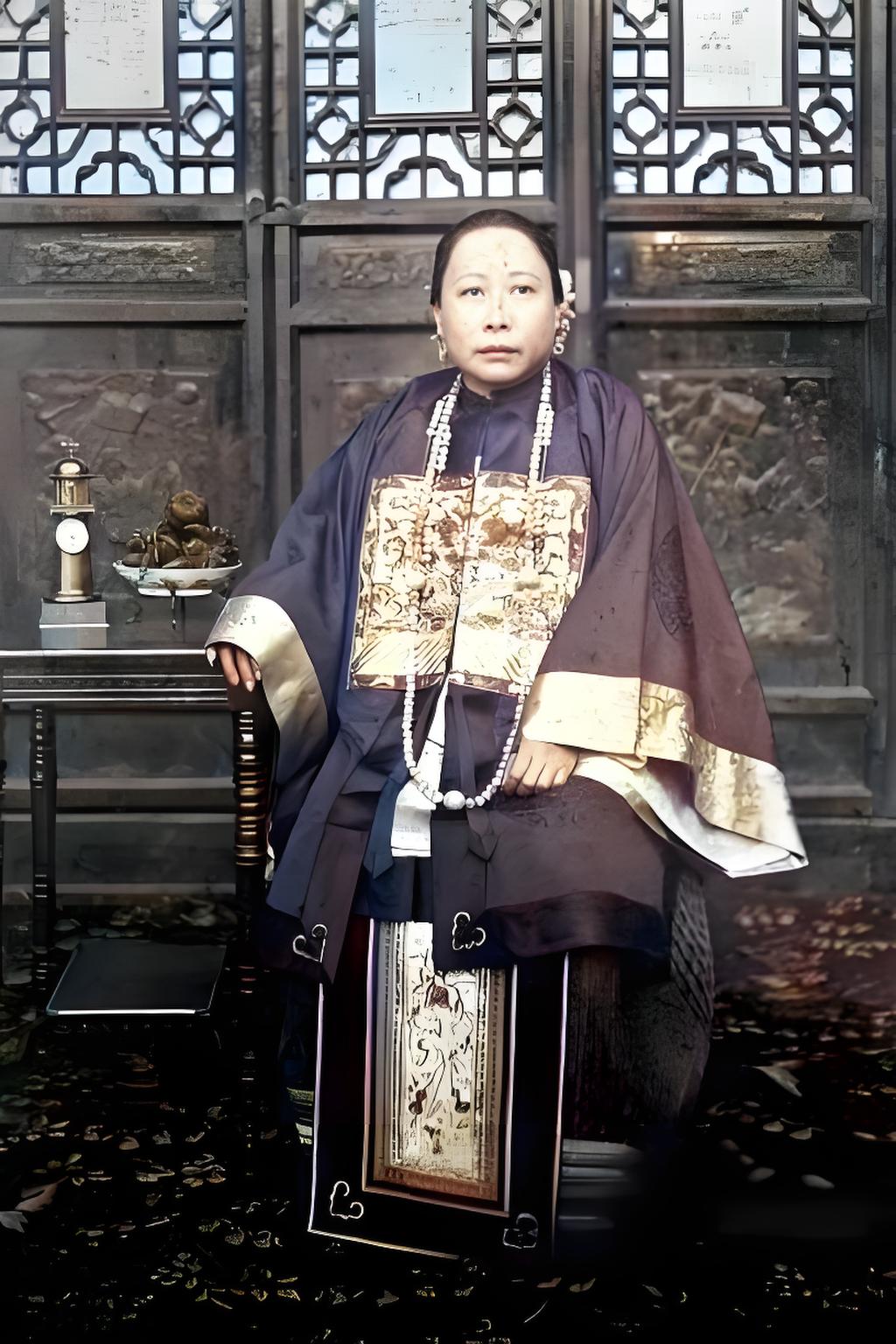 图为晚清重臣李鸿章夫人赵小莲，图中可以看出她气质华贵，一身的浩命夫人装，珠光宝气