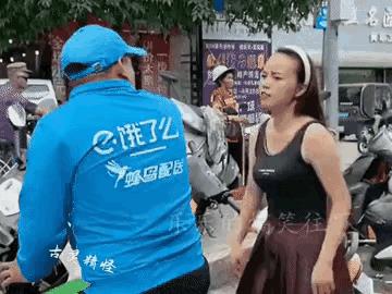 这算正当防卫吗？
女孩子仗着自己学过几招跆拳道盛气凌人，与外卖小哥发生争执时发生