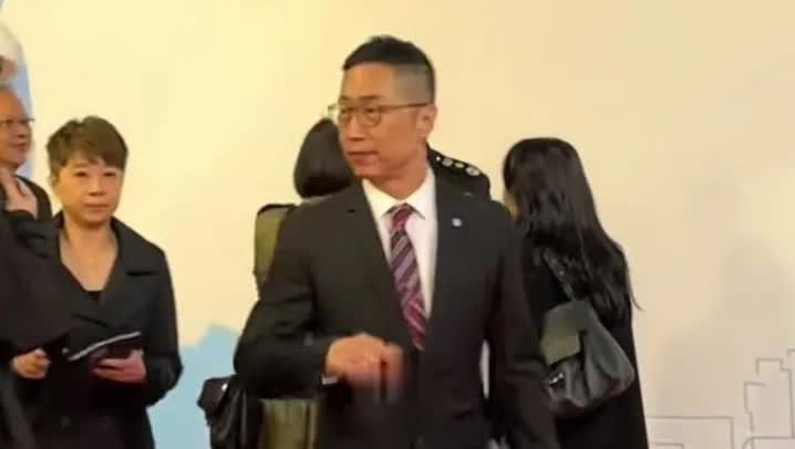 53岁的港星马浚伟
已在香港文体局工作一年多
今天参加
即将退休的警务处长