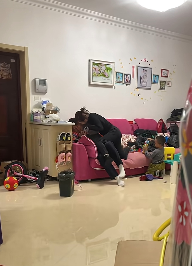 谁家当着小姨子面这样闹啊。