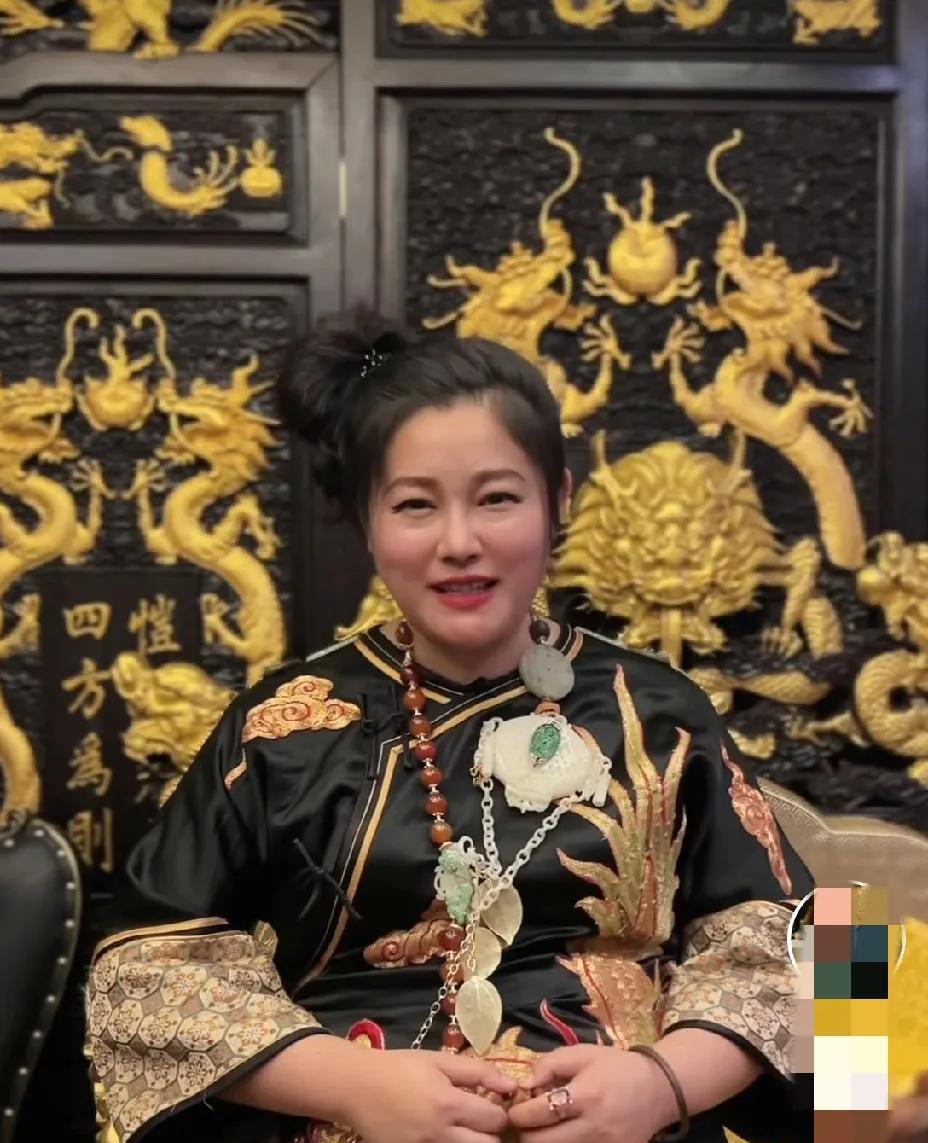 看得出来这是谁吗？于娜，当年可真是太漂亮了。
从这装束打扮看，她似乎皈依佛门了。