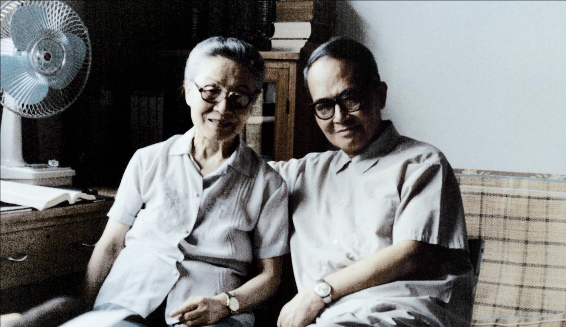 1997年春，86岁的杨绛对病床上奄奄一息的女儿说：“安心睡觉，我和你爸爸都祝福