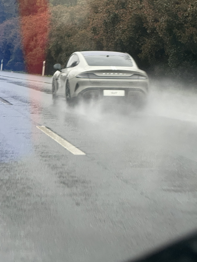 偶遇小米SU7
实话实说不是一般的帅，我直接追上去摇下车窗给他竖了个大拇指，希望