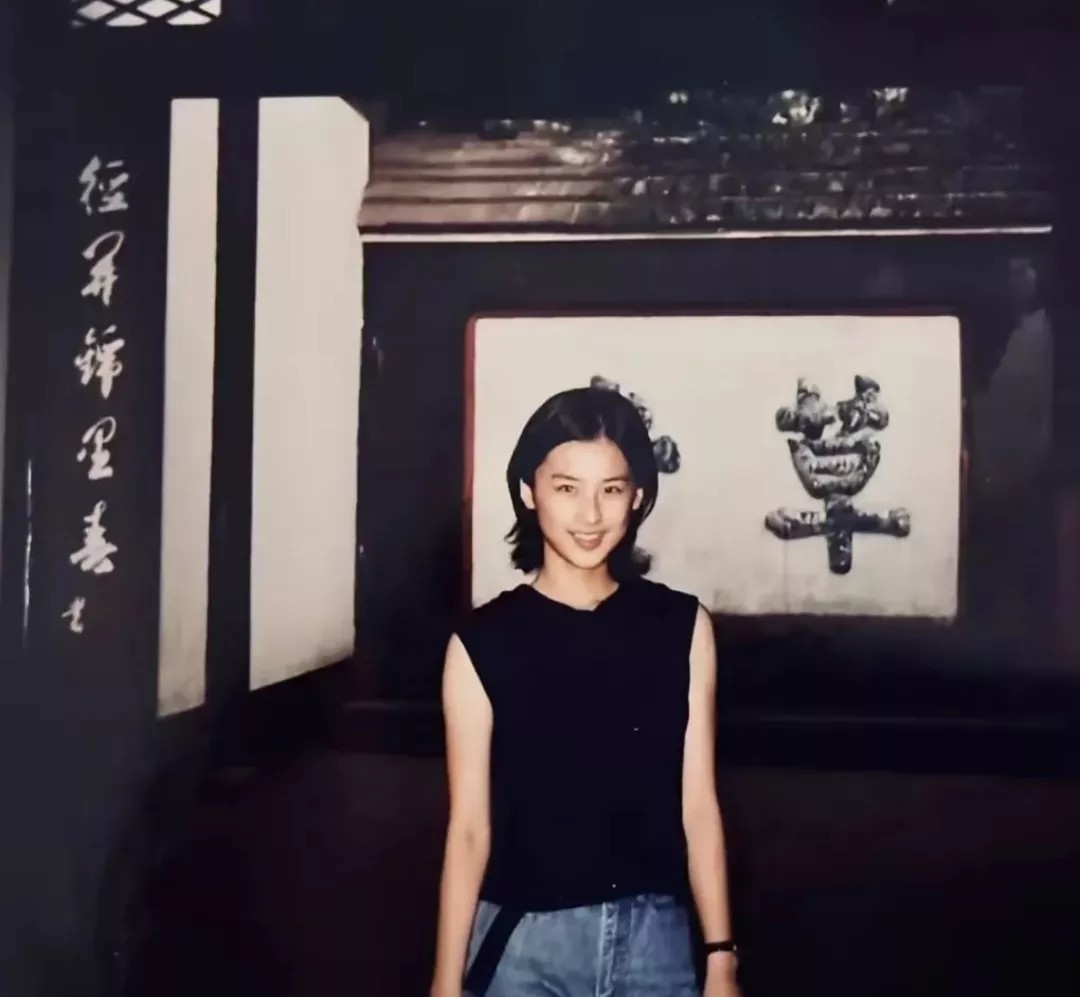 16岁的黄圣依在成都杜甫草堂拍照那会儿，正念上海交大附中呢，成绩拔尖的好学生。那
