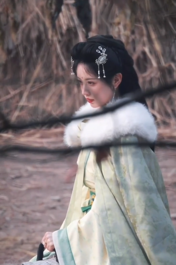 都被田曦薇甩鞭路透帅到了
我就不一样了
即使是被魏娆用鞭子抽了
第一反应也会是姐