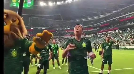 塞蒂恩有失世界名帅风范！昨天赛后不去谢场！北京球迷无法接受！他们要求塞蒂恩过去谢