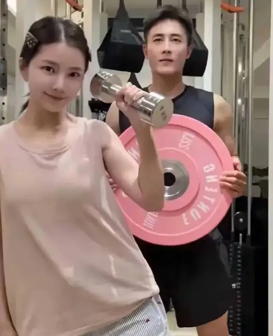 近日，杜淳妻子谈及日后的择婿标准，称自己当丈母娘时完全不在意彩礼，反而想多给女儿