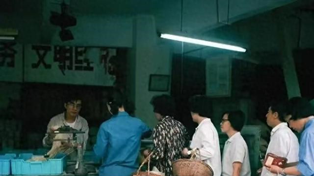 我赤身参军体检，一位姑娘推门而入，如今成了我的枕边人