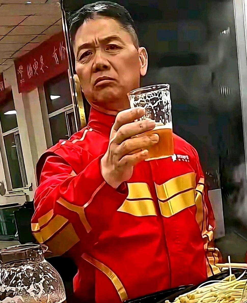 这年头，穿什么衣服还能决定命运？京东掌门人刘强东与快递员聚餐时，有好事者故意拿照