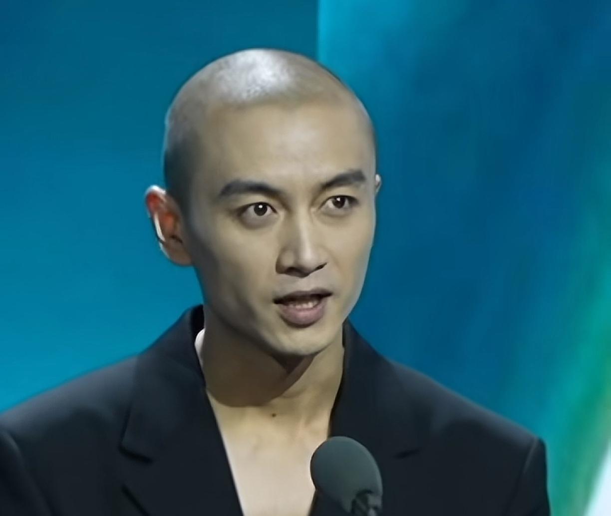 还得是陈晓，不愧是当红古装小生，连剃个光头，看起来也是俊的。陈晓的眼睛，总给人一